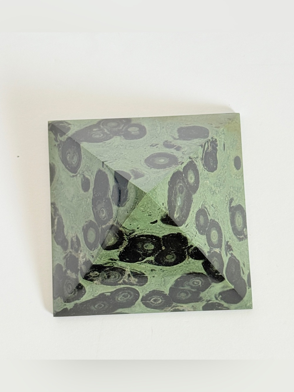 Kambaba Jasper Pyramid – Deep Green Orbicular Pattern Polished Stone 439g - Picture 4 of 8